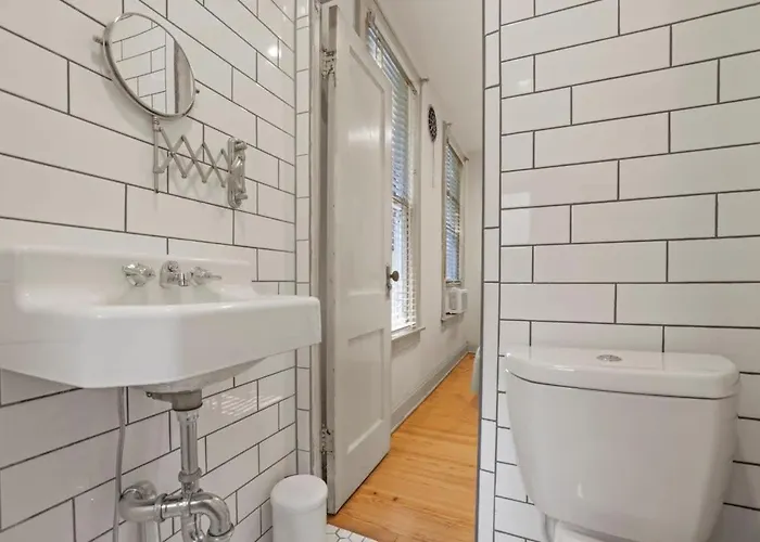 The Urban Oasis - 2 Bedroom - Great Location *