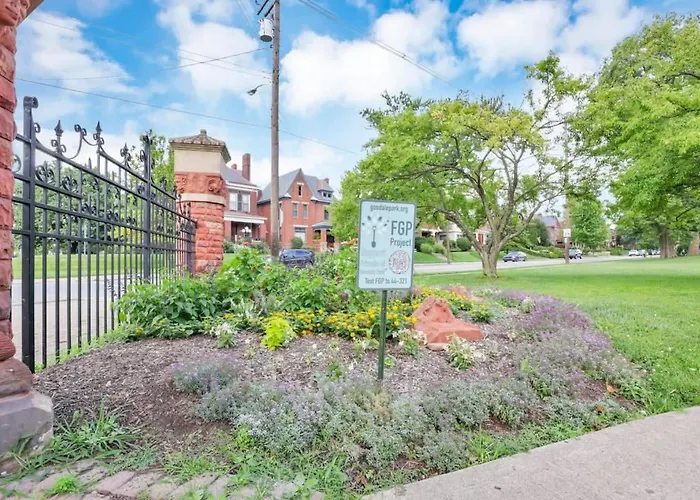The Urban Oasis - 2 Bedroom - Great Location *