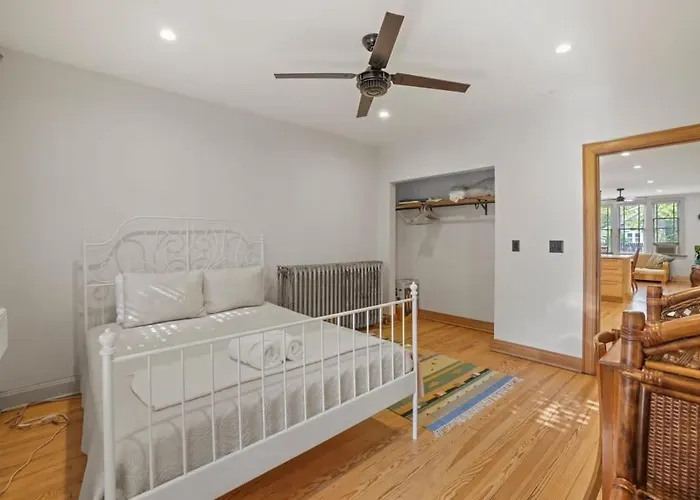 The Urban Oasis - 2 Bedroom - Great Location *
