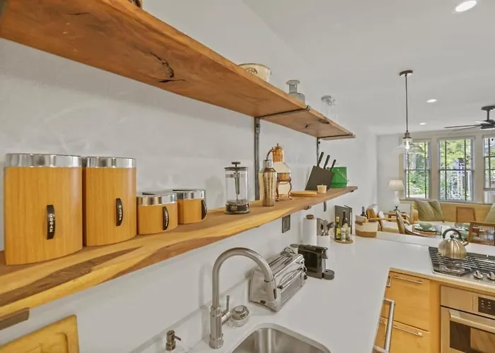 The Urban Oasis - 2 Bedroom - Great Location *