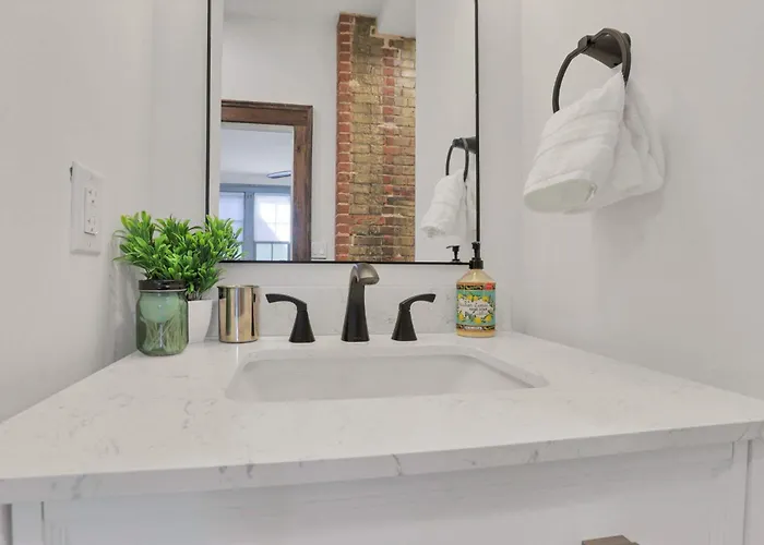 The Urban Oasis - 2 Bedroom - Great Location Apartamento