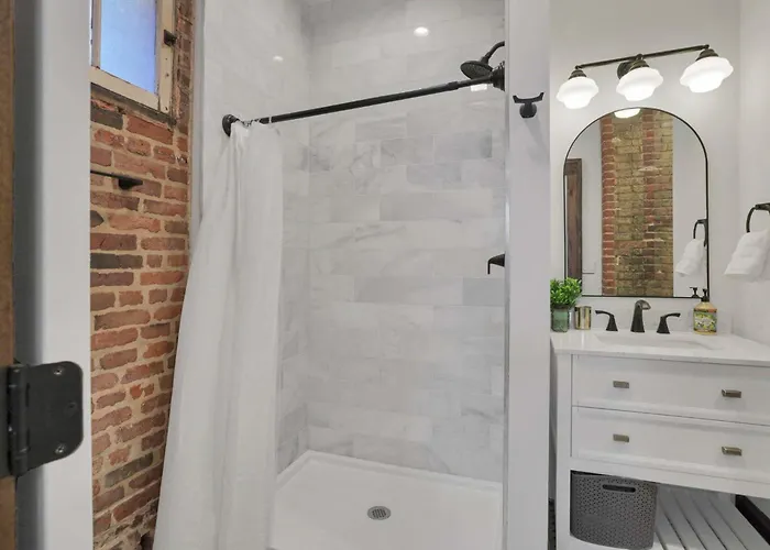 The Urban Oasis - 2 Bedroom - Great Location *